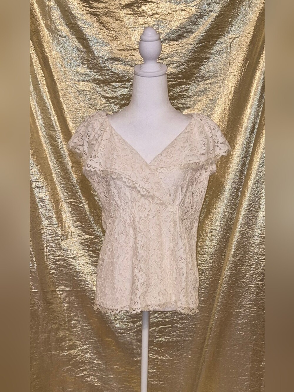 Kut from the Kloth Cream Lace V-Neck Flutter Sleeve Top